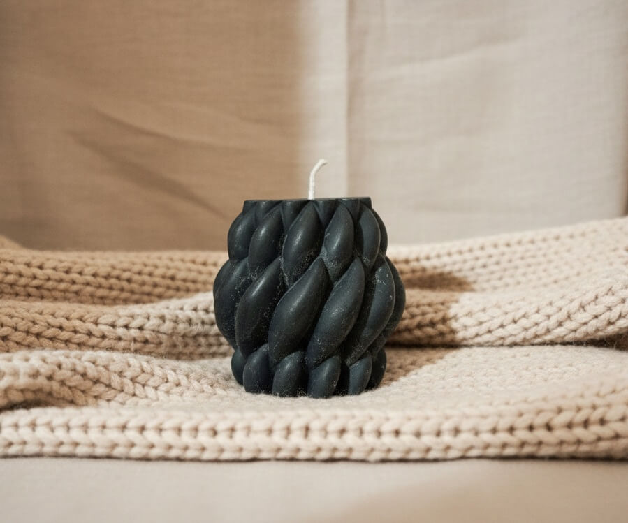 Bougie artisanale noire en forme de spirale sculptée, design géométrique et épuré, idéale pour une décoration d'intérieur moderne et minimaliste.