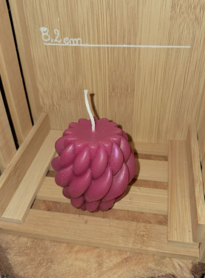 Bougie artisanale rouge en forme de spirale sculptée, design géométrique et épuré, idéale pour une décoration d'intérieur moderne et minimaliste.