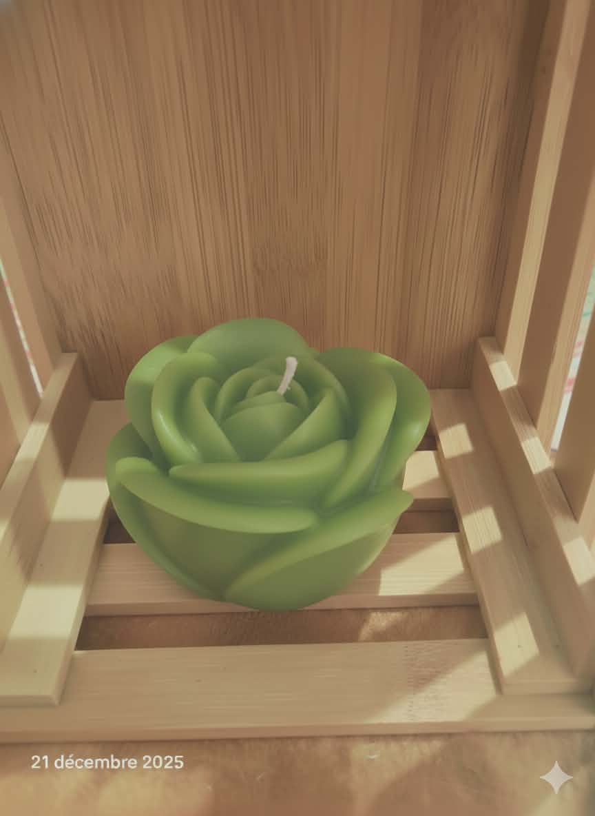 Bougie artisanale en forme de rose fermée délicatement sculptée, idéale pour une décoration romantique, un cadeau de Saint-Valentin ou de Fête des Mères.