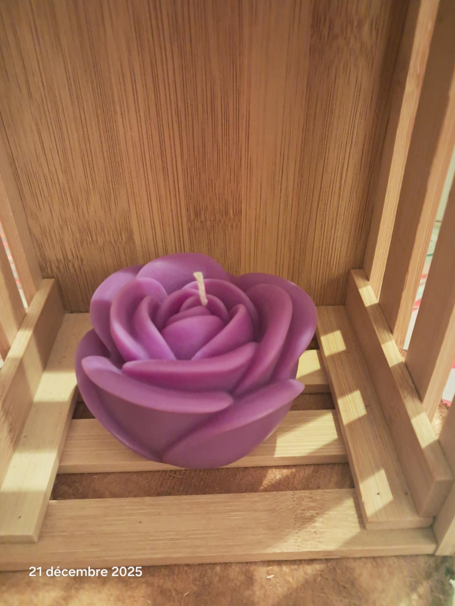 Bougie artisanale en forme de rose fermée délicatement sculptée, idéale pour une décoration romantique, un cadeau de Saint-Valentin ou de Fête des Mères.