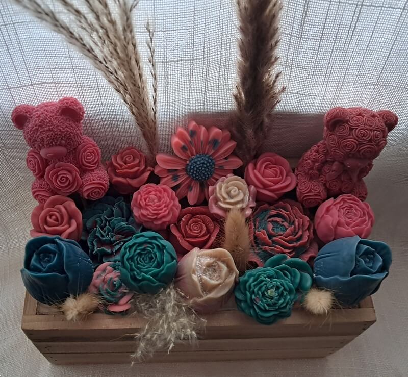 Grande composition de fondants parfumés artisanaux en forme de fleurs et d'ourson dans un pot en bois naturel, contenant 415g de cire végétale.