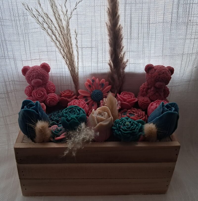 Grande composition de fondants parfumés artisanaux en forme de fleurs et d'ourson dans un pot en bois naturel, contenant 415g de cire végétale.