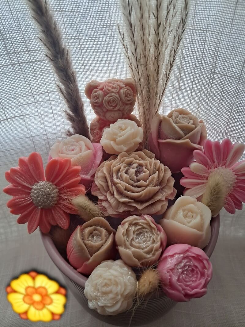 Prestigieux bouquet de fondants parfumés pesant plus d'un kilo, comprenant un ourson et des fleurs de cire dans un pot en bois naturel gravé réutilisable.