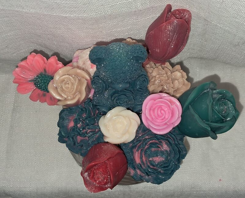 Bouquet de fondants artisanaux composé d'un ourson et de fleurs de cire (250g de cire) dans un pot décoratif, poids total 960g, idéal pour un cadeau raffiné.