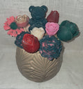 Bouquet de fondants artisanaux composé d'un ourson et de fleurs de cire (250g de cire) dans un pot décoratif, poids total 960g, idéal pour un cadeau raffiné.