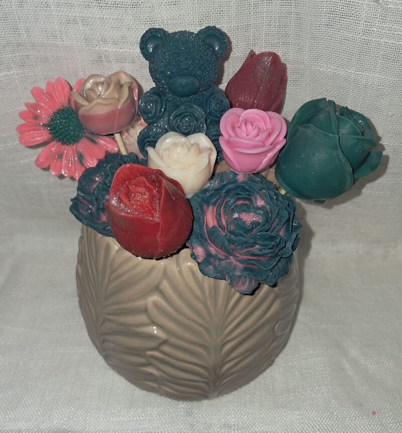 Bouquet de fondants artisanaux composé d'un ourson et de fleurs de cire (250g de cire) dans un pot décoratif, poids total 960g, idéal pour un cadeau raffiné.
