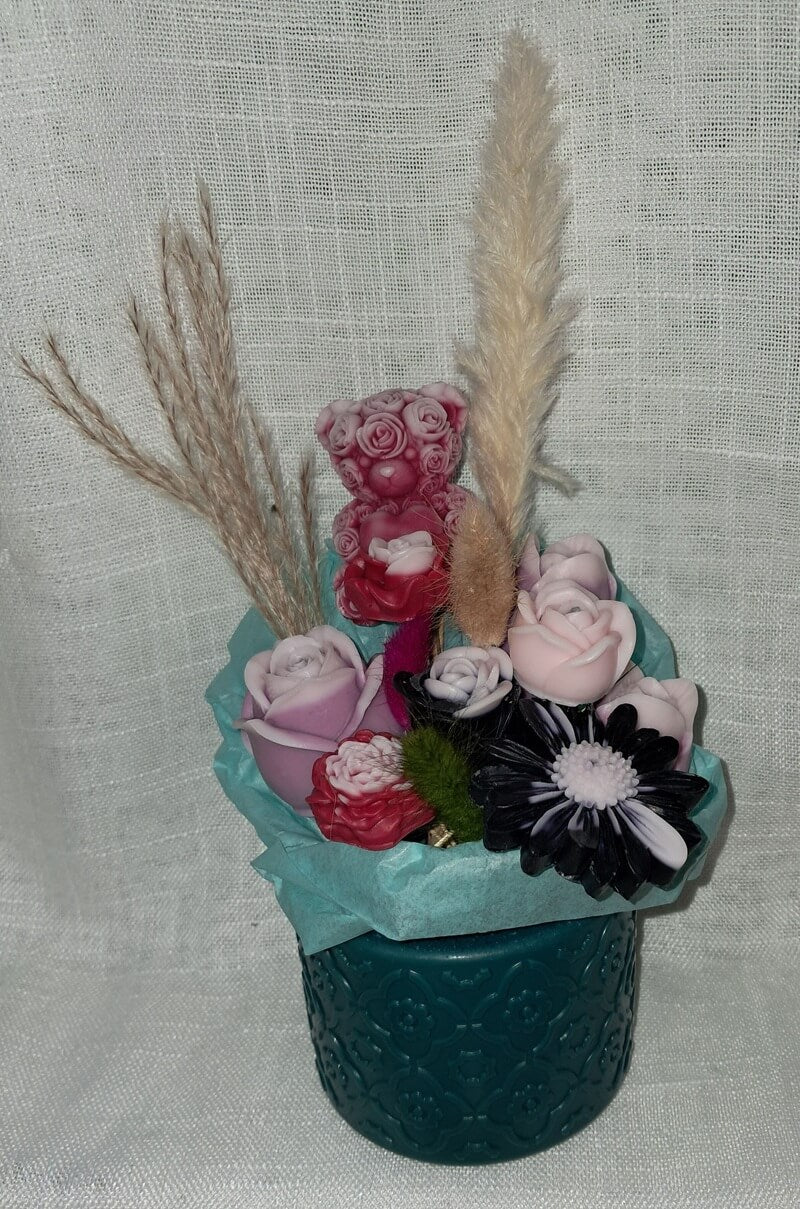 Bougie monumentale de 410g en forme de bouquet de fleurs avec un ourson, entièrement réalisée en cire naturelle, pot sculpté inclus, concept zéro déchet.