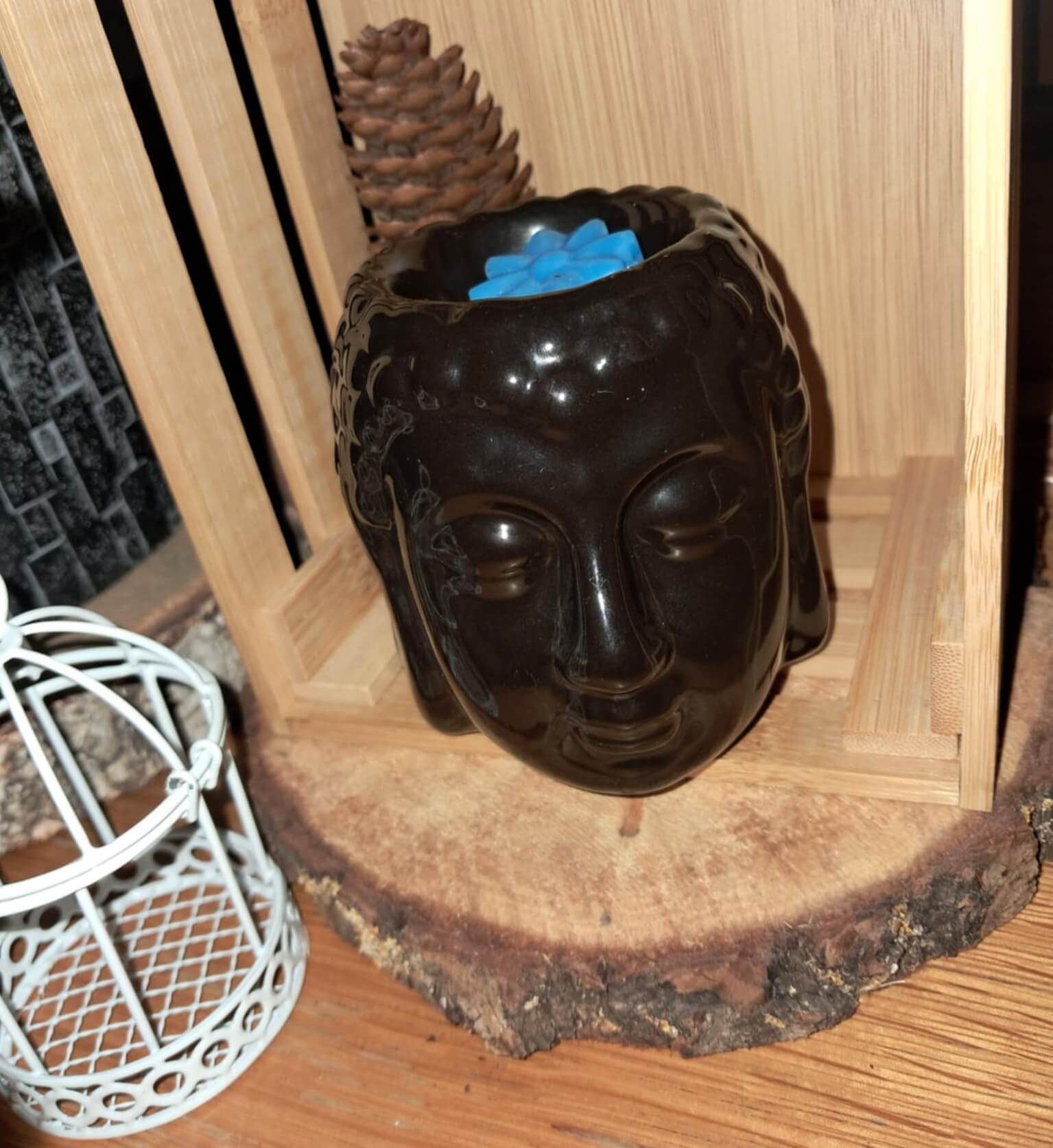 Brûleur de cire Bouddha noir mat pour décoration moderne et zen.