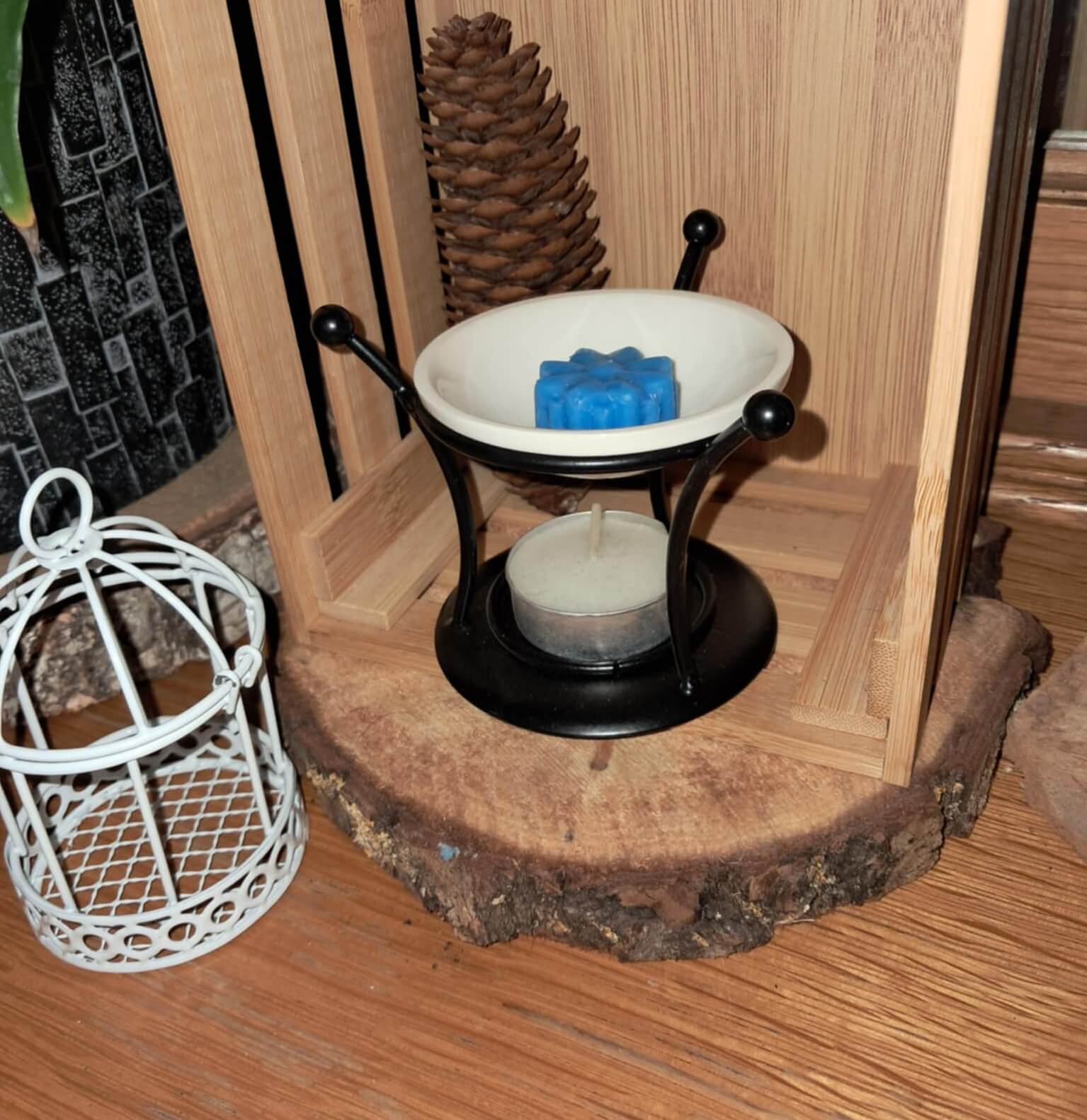 Brûle-parfum design Épure & Sérénité en métal noir et coupelle en céramique blanche. Diffuseur de parfums minimaliste pour fondants et huiles essentielles, décoration contemporaine.