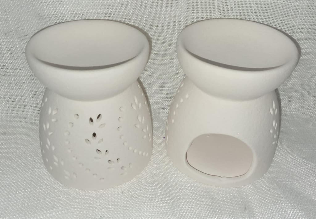 Ensemble de luxe comprenant un brûleur en porcelaine blanche et trois grands fondants de cire sculptés (frangipanier, marguerite, cœur) pour une décoration raffinée.