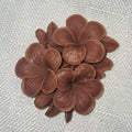 Grand fondant parfumé en forme de fleur de frangipanier sculptée, poids 18g, fabriqué artisanalement en cire végétale pour diffuseur de parfum.