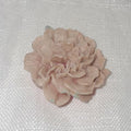 Grand fondant de cire artisanale de 26g en forme d'oeillet sculpté avec de nombreux pétales, idéal pour parfumer les grandes pièces de la maison.