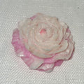 Grand fondant de cire artisanale en forme de pivoine sculptée, format prestige de 33g pour une diffusion intense du parfum dans les grandes pièces.