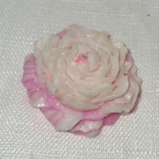 Grand fondant de cire artisanale en forme de pivoine sculptée, format prestige de 33g pour une diffusion intense du parfum dans les grandes pièces.