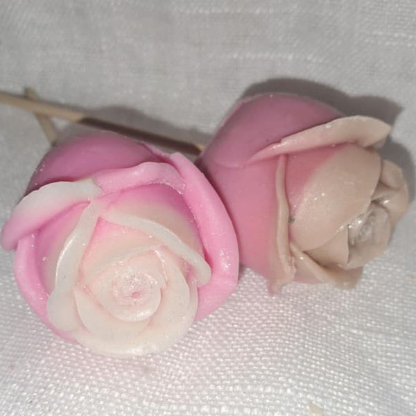 Très grand fondant de cire artisanale en forme de rose épanouie, format XL de 37g, détails des pétales sculptés, pour une ambiance romantique et parfumée.