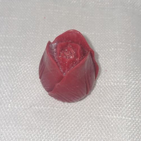 Grand fondant de cire artisanale de 25g en forme de tulipe sculptée, idéal pour une diffusion intense du parfum dans de grands volumes.
