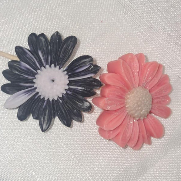 Grand fondant parfumé de 20g en forme de marguerite royale aux pétales ciselés, fabriqué artisanalement en cire naturelle pour une diffusion intense.