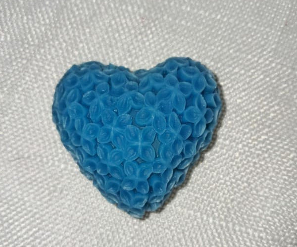 Grand fondant parfumé artisanal de 20g en forme de cœur avec fleurs sculptées en relief, cire naturelle pour brûle-parfum.