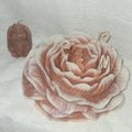 Grande bougie artisanale en forme de pivoine épanouie de 525g, dotée de trois mèches, pétales sculptés avec précision et dégradés de couleurs poudrées.