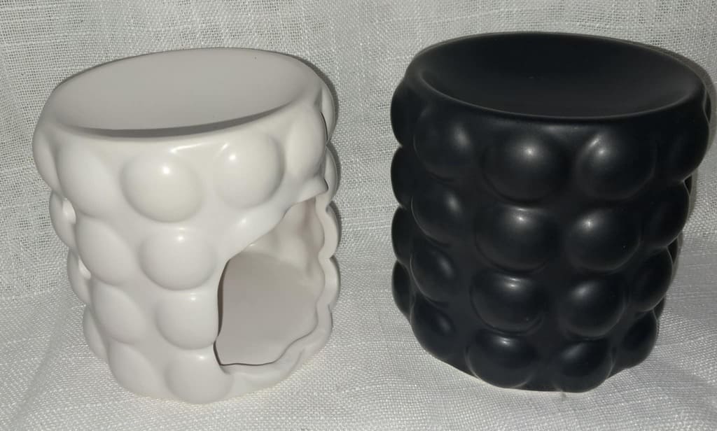 Coffret cadeau comprenant un brûleur de parfum en céramique noir ou blanc et trois grands fondants de cire sculptés en forme de fleurs et de cœur, artisanat français.