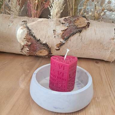 Mini coupelle circulaire de 9.5cm en résine acrylique, finition mate et soyeuse, utilisée comme vide-poche pour bijoux ou accessoires de bureau.