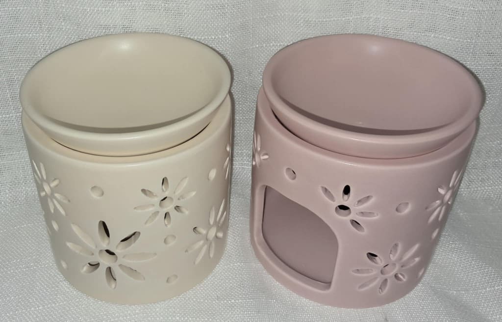 Kit complet de parfum d'ambiance rose ou beige comprenant un brûleur en céramique blanche et trois grands fondants de cire sculptés à la main : frangipanier, marguerite et cœur floral.