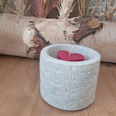 Pot artisanal en résine acrylique avec motifs géométriques en relief, finition mate, ici présenté avec un effet marbré bleu et blanc.