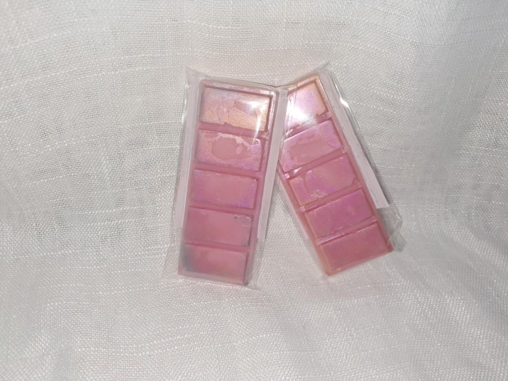 Tablette de cire parfumée artisanale de 53g en forme de tablette de chocolat avec carrés sécables, coloris naturel et texture soyeuse.