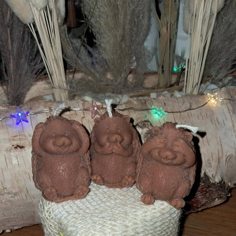 Ensemble de trois bougies artisanales en forme de hérissons représentant les trois sages (ne rien voir, ne rien dire, ne rien entendre de mal), cire naturelle.